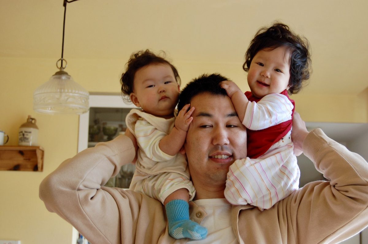 2013年、創業の年。双子の子どもを抱く代表の川端順也。