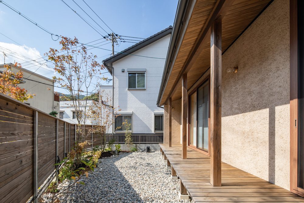 軒を深く出した木造住宅の外観。外壁と窓の上に軒がかかっている